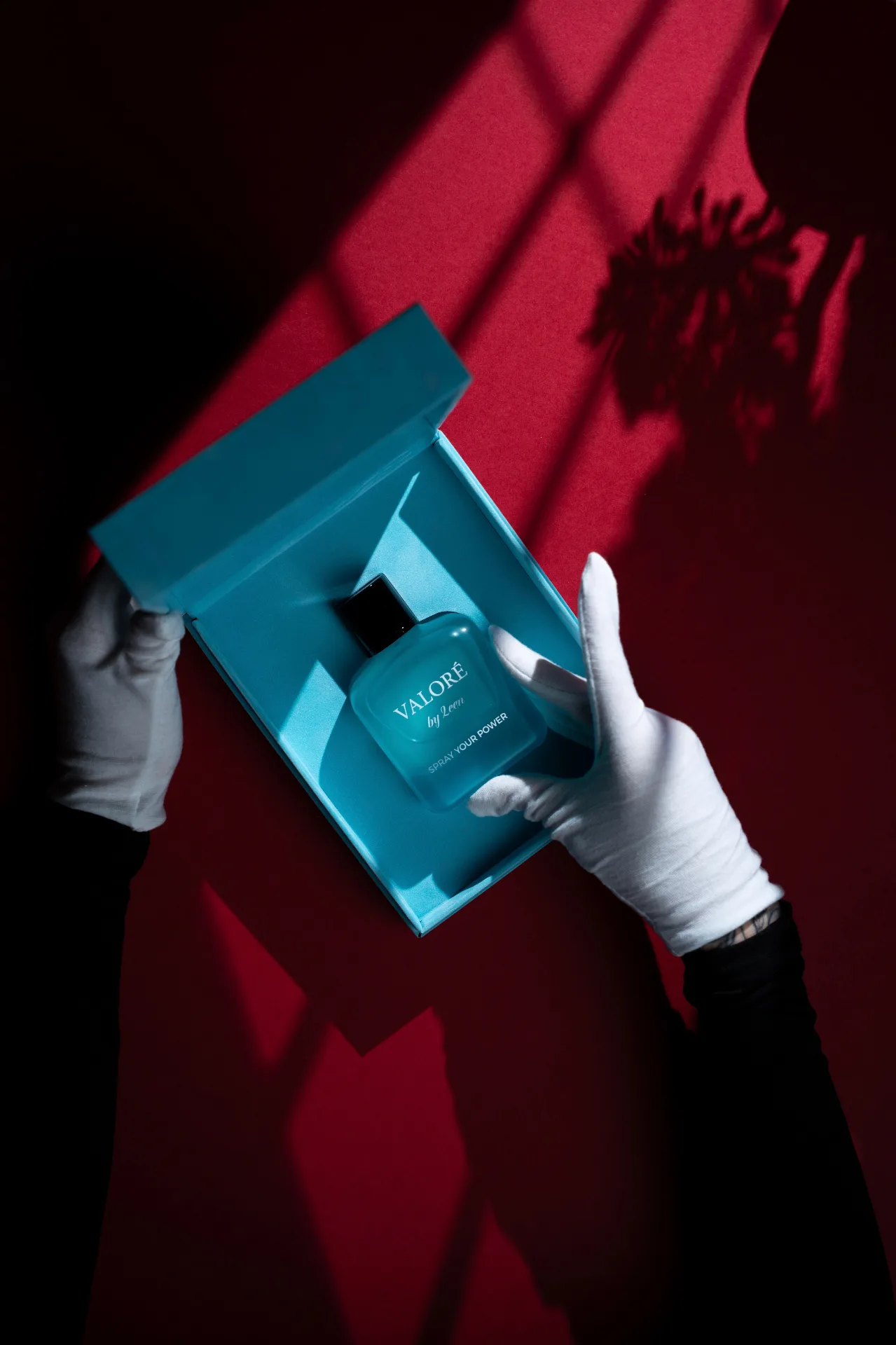 Valoré — Unboxing in Crimson