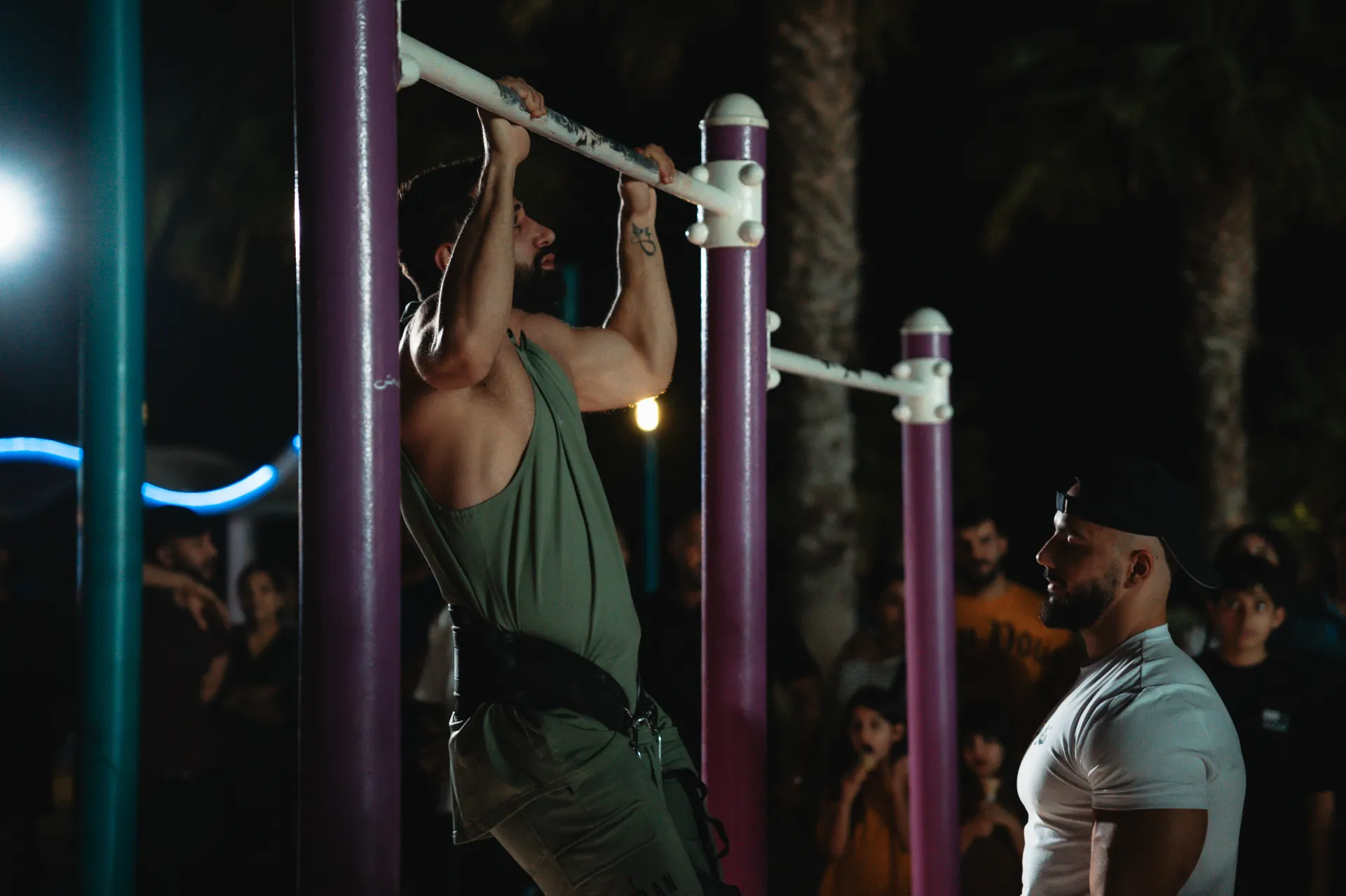 Street Workout — Night Pull-ups